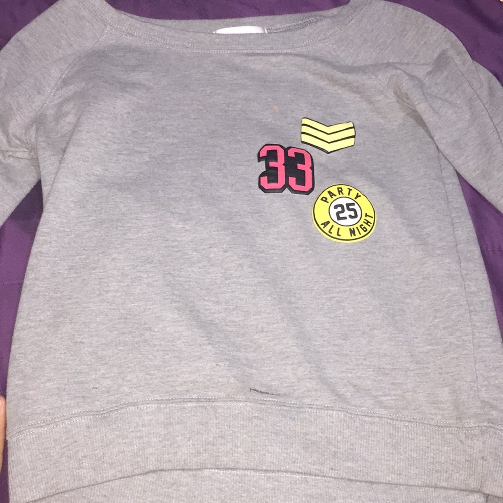 Grey long sleeve tee. XS But runs in S too